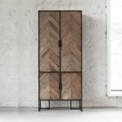 Zwarte Kast Met Visgraat Deuren